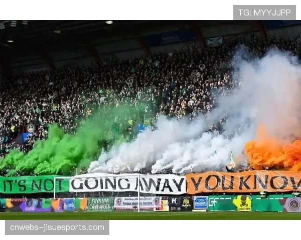 场边视角：客队球迷在看台燃放烟火，安保人员迅速介入处理