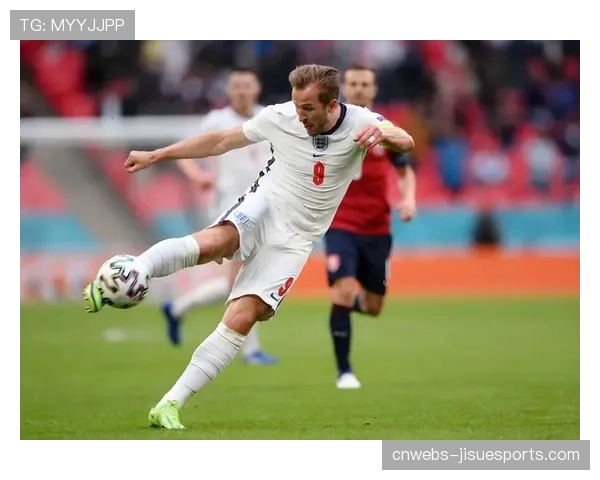 特写：传奇射手凯恩回归白鹿巷，赛后向热刺主场球迷致意